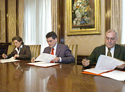 Firma convenio con Peralta y Funes
