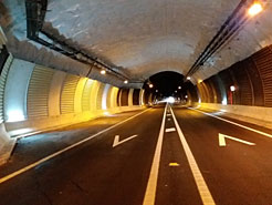 Interior del túnel de Belate, con uno de los apartaderos ejecutado en las obras.