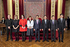 Bi ordezkaritzen ordezkariak Tronuen Aretoan.