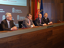 El consejero con los representantes (de izquierda a derecha) de los colegios de Ingenieros Industriales, Ingenieros Técnicos y Aparejadores. 