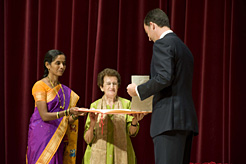 El Príncipe entrega el premio Príncipe de Viana a la Solidaridad a Creative Handicrafts.