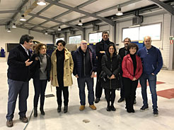 La consejera Solana acompañada de directivos de su Departamento, del centro educativo y del alcalde de Huarte, Alfredo Arruiz.