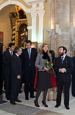 Los Duques de Palma y las autoridades navarras, durante la visita a la Catedral
