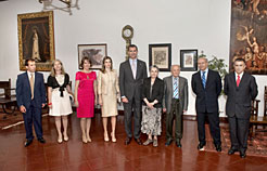 Sus Altezas Reales con familiares y amigos de Antonio López.