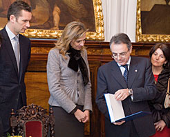 El Presidente entrega a los Duques un obsequio conmemorativo de la visita