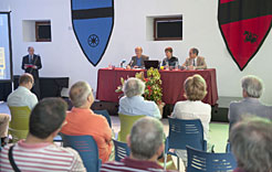 Lehendakariak inaugurazioan daudenekin hitz egiten