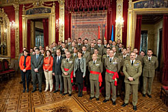La Presidenta, con una representación de los militares homenajeados. 