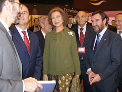 Su Majestad la Reina y el ministro Sebastián son recibidos por el consejero Corpas.