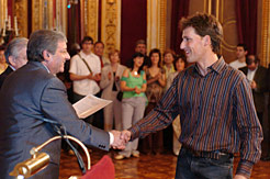 El consejero Campoy entrega el premio a Alberto Torres.