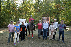 Agintariak ekitaldira bertaratutakoekin.