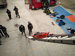 Formación de bomberos: simulando un rescate en una vivienda. 
