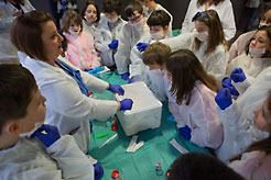 Investigadora del centro, en el taller para alumnado de Ermitagaña.