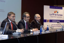 El consejero Pérez-Nievas junto con el Pedro González, Director General de FP y Universidades y Javier Navallas, director del Servicio de FP.
