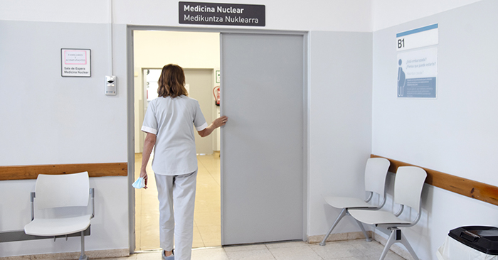 Profesional entrando en el Servicio de Medicina Nuclear