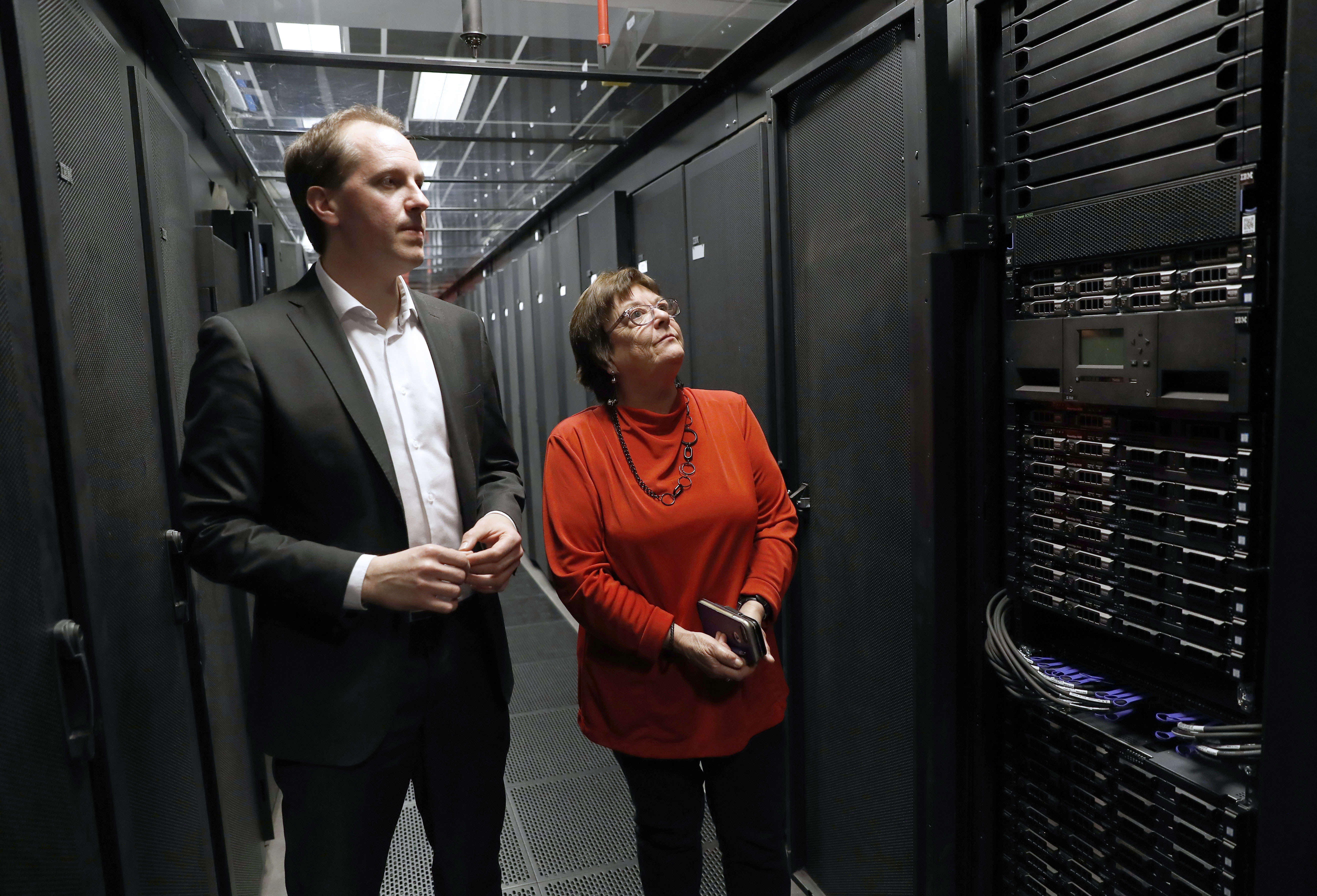 El director de NASERTIC y la consejera Beaumont, en un momento de la 
visita.