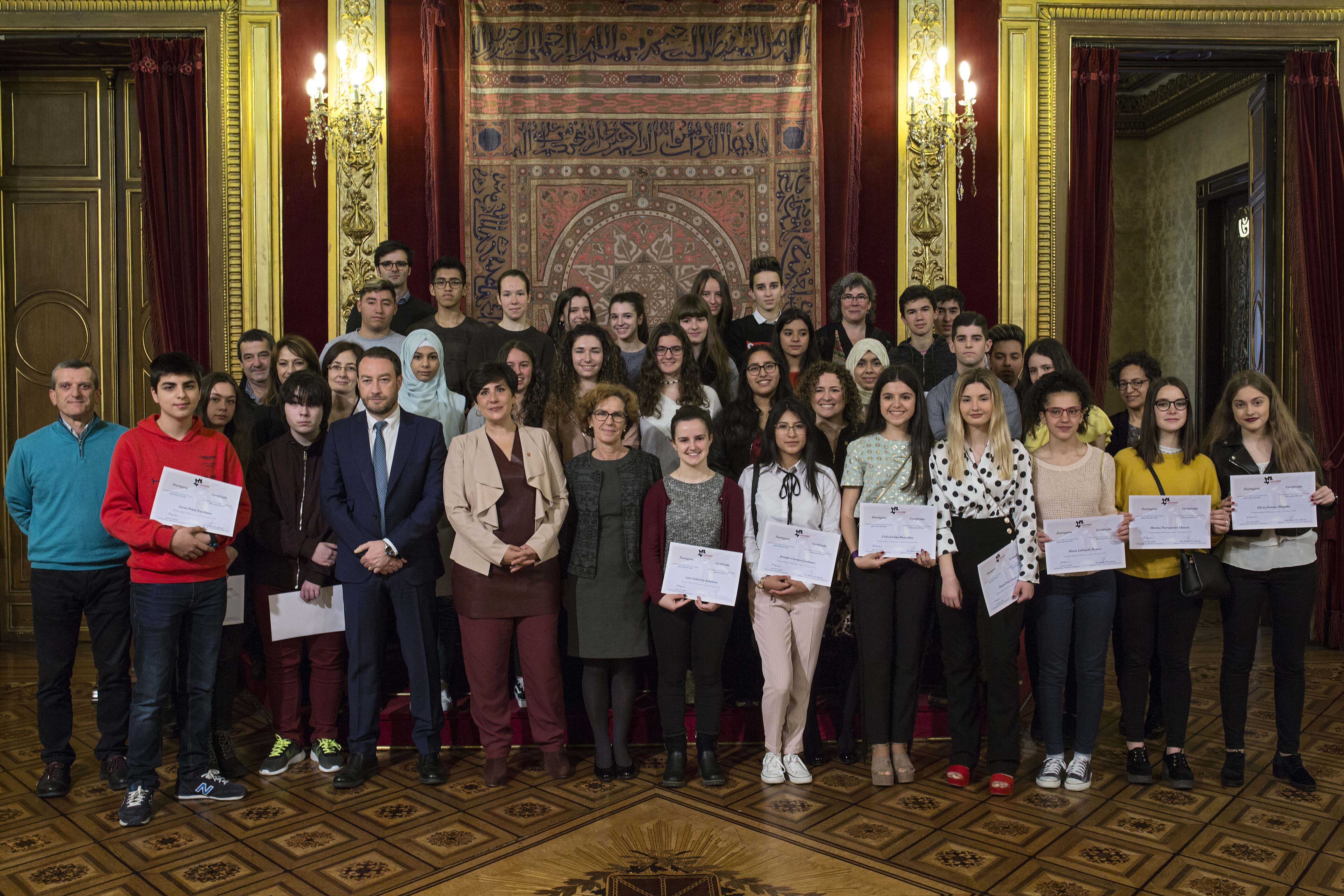 La consejera Solana junto a los estudiantes y profesores que han 
participado en 