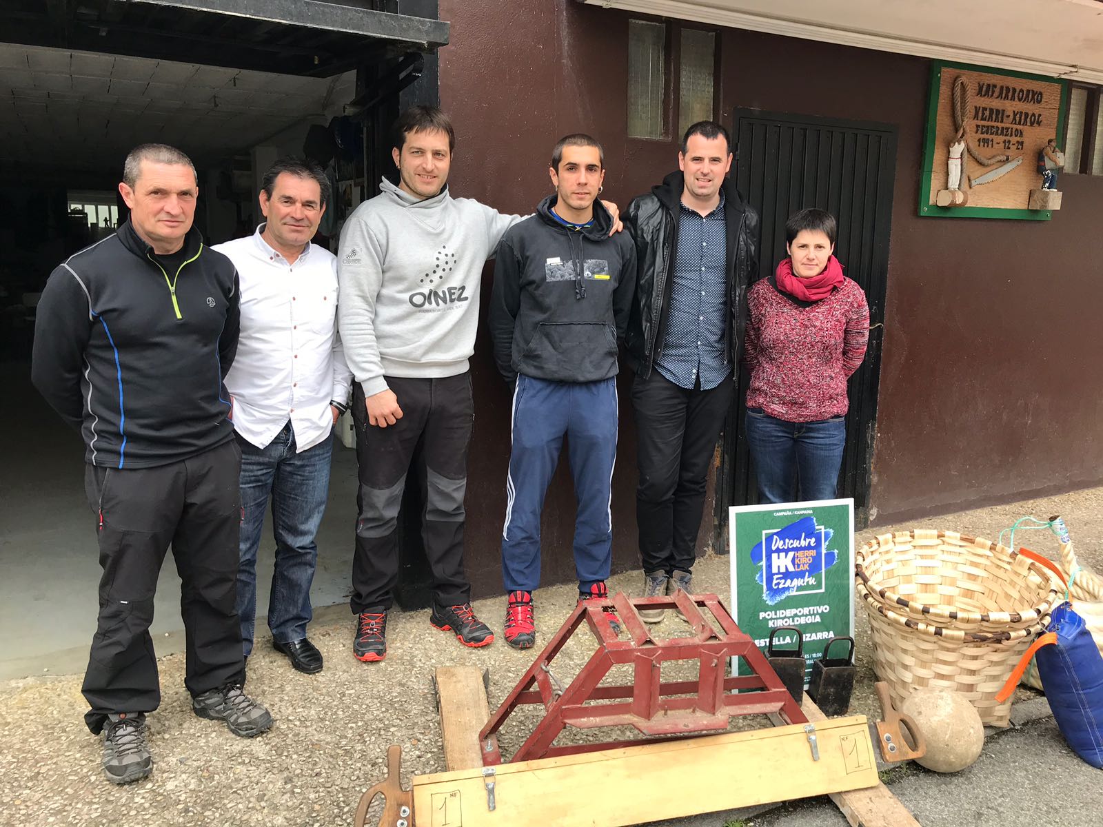 Agentes del sector de herri kirolak, con el director gerente y subdirector 
del INDJ, Rubén Goñi y Primitivo Sánchez, respectivamente.