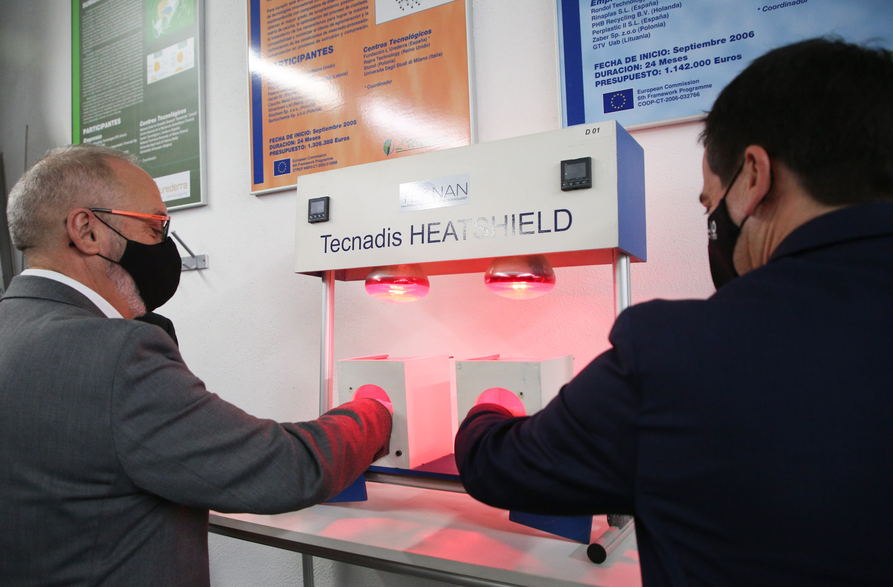 Los consejeros Irujo y Cigudosa prueban un dispositivo que muestra el tratamiento de bloqueo térmico en vidrios.