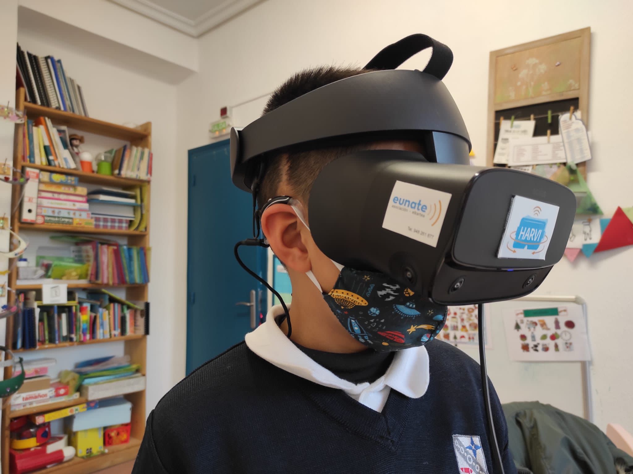 Un joven con el dispositivo de realidad virtual puesto en marcha por la 
Asociación Eunate.