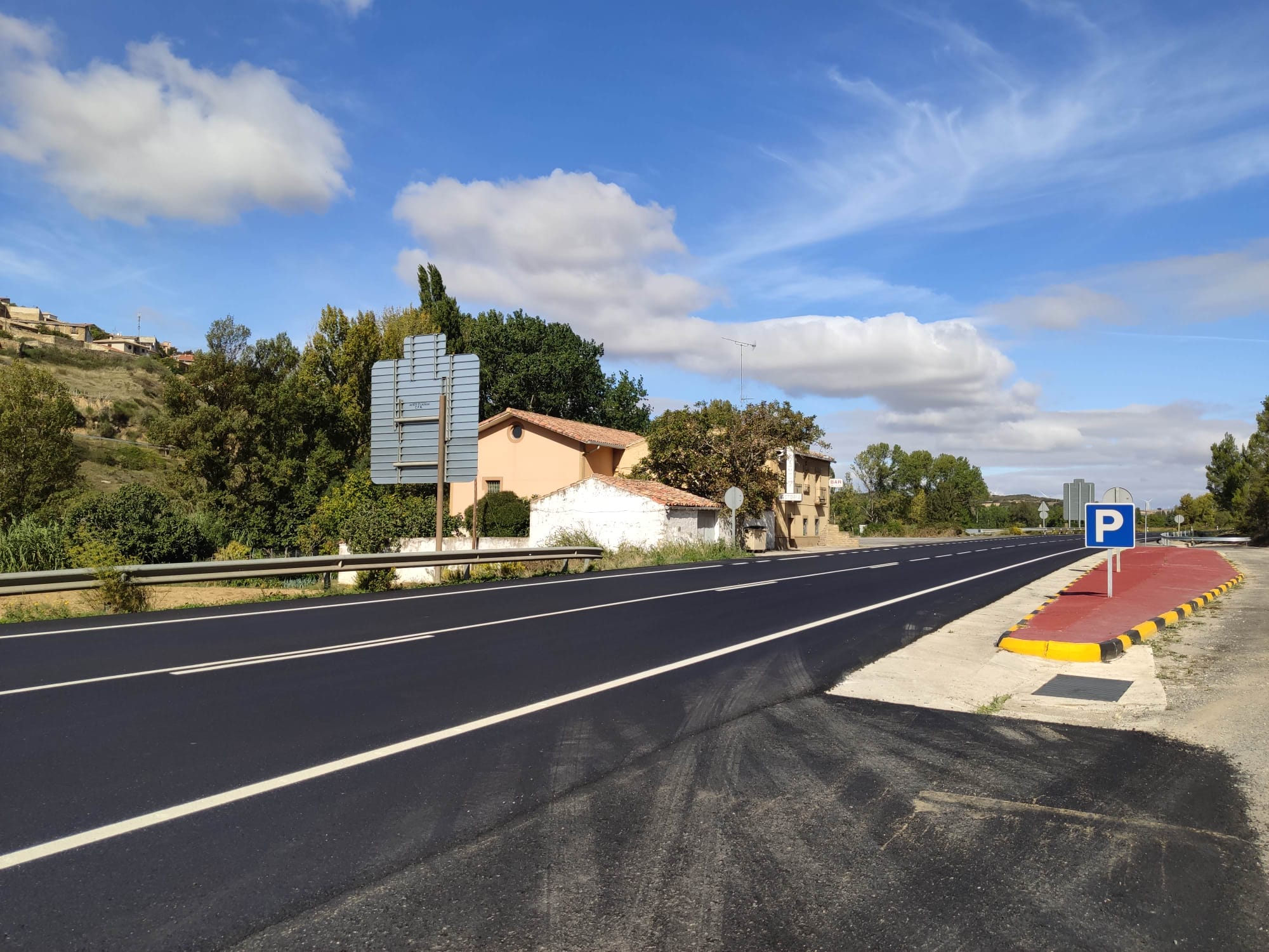 Carretera renovada a su paso por Pueyo / Puiu
