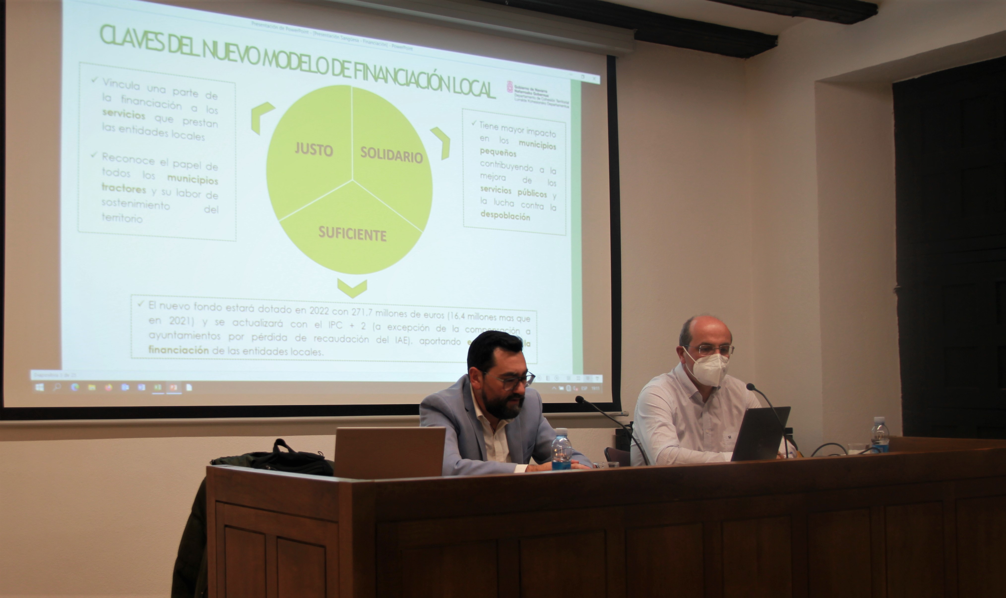 El director general de Administración Local y Despoblación, Jesús Mª 
Rodríguez, y el director del servicio de Gestión y Cooperación Económica, 
Javier Cía, durante la reunión en Sangüesa con representantes de los 
ayuntamientos de la zona para presentar el nuevo modelo de financiación 
municipal.