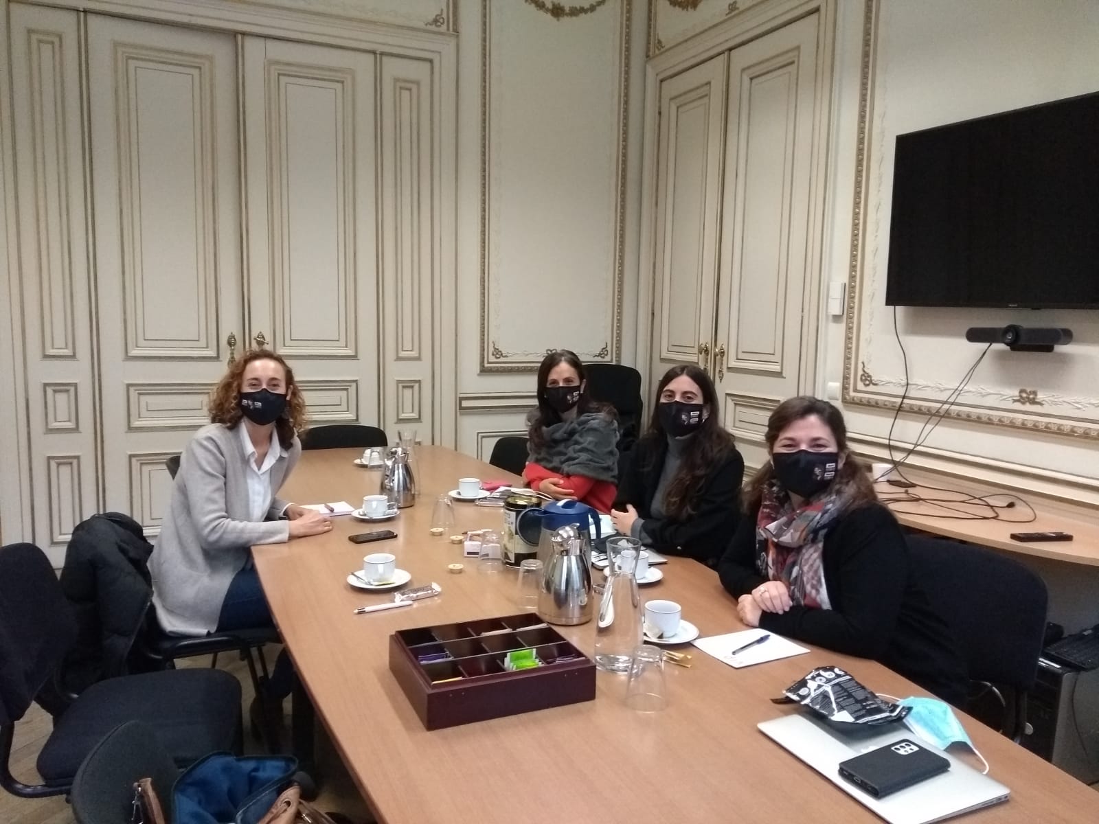 I-D: Patricia Ruiz de Irízar, Vania Freitas, Gisela Guari y Agnese 
Pantaloni. Reunión con las representantes de la Asamblea Europea de las 
Regiones.