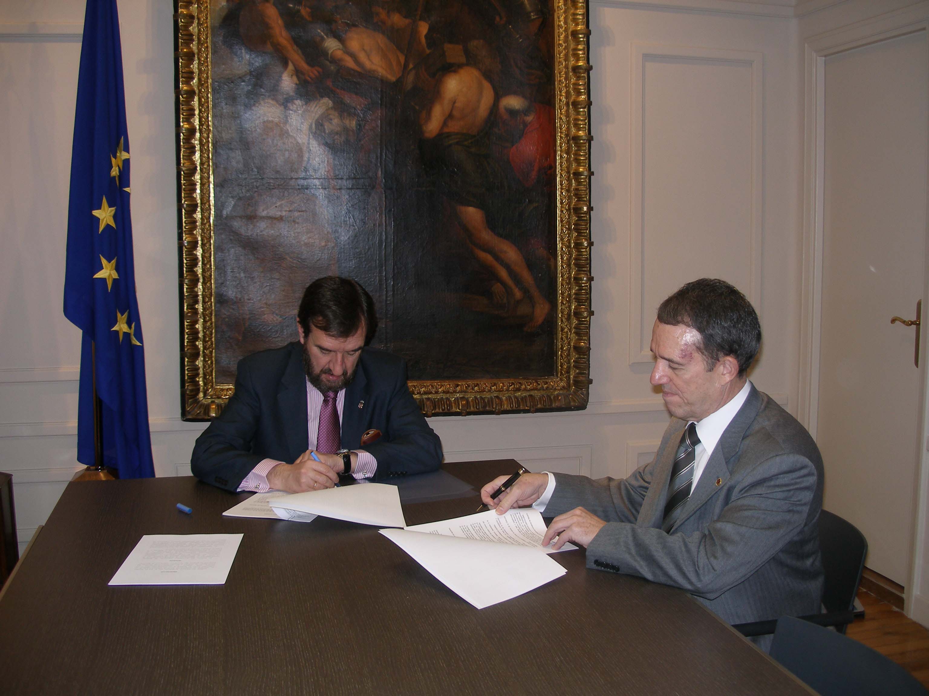 El consejero Corpas y el rector Lafuente firman el convenio.