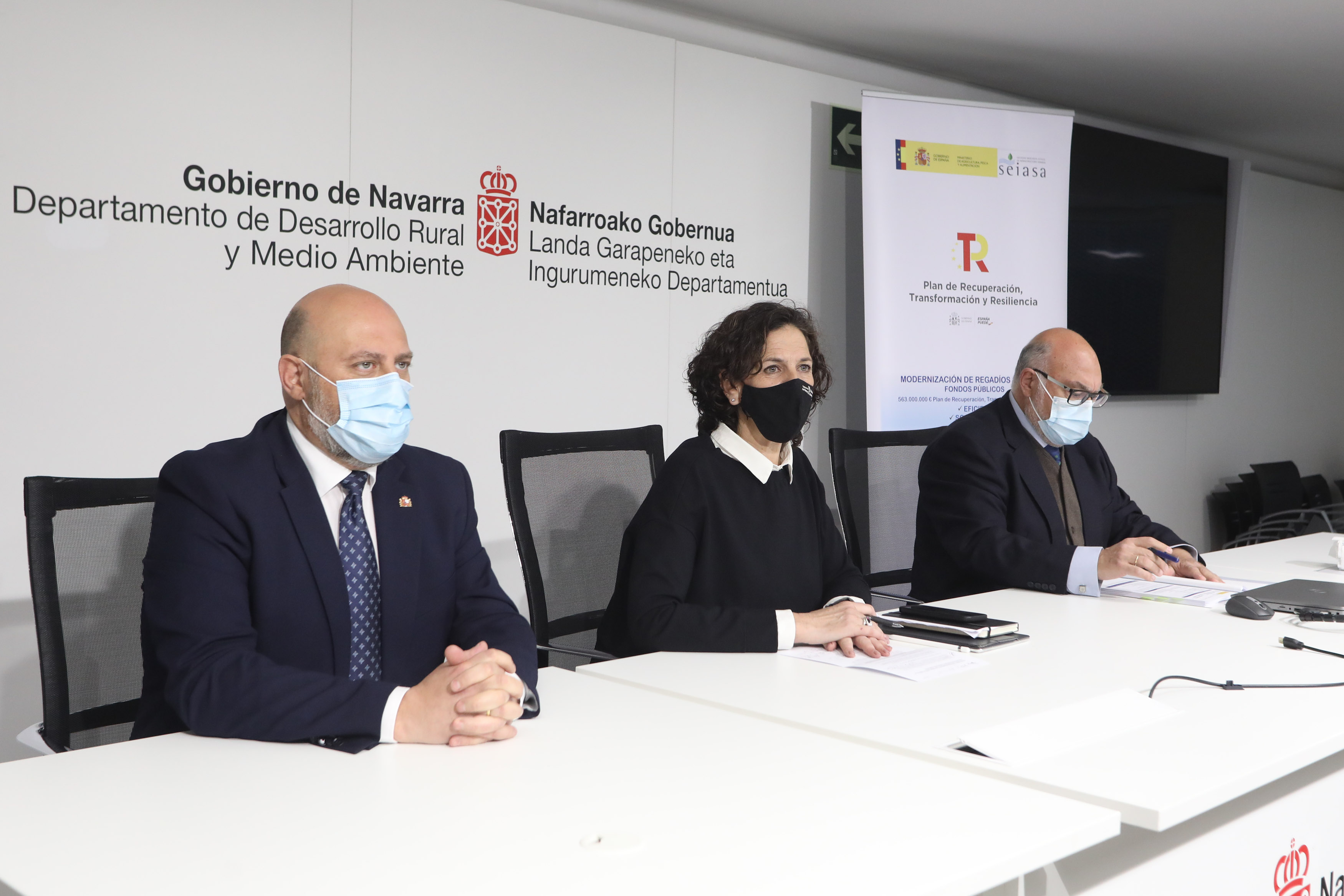 El delegado del Gobierno en Navarra, José Luis Arasti; la consejera de 
Desarrollo Rural y Medio Ambiente, Itziar Gómez, y el presidente SEIASA, 
Francisco Rodríguez Mulero, durante la reunión.