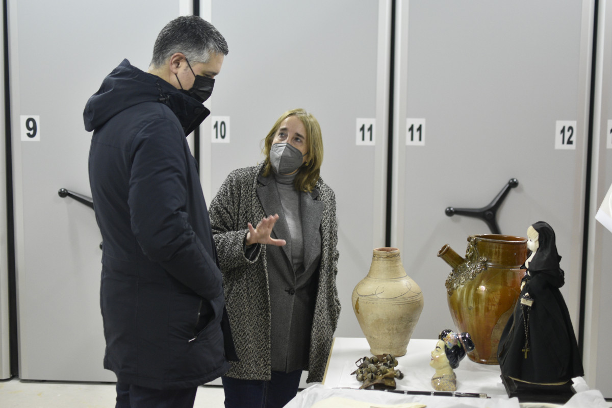 El director general de Cultura - Institución Príncipe de Viana, Ignacio 
Apezteguia observa algunas de las piezas de reciente adquisición del Museo 
Etnológico de Estella.