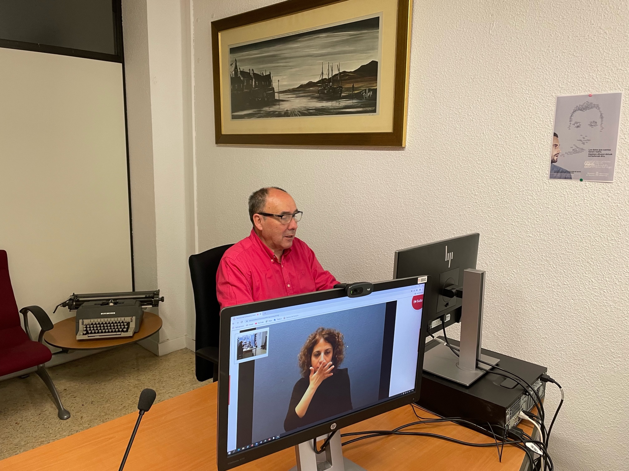 El director del Servicio de Consumo y Arbitraje, César López Dios, pone en 
marcha la aplicación en la sede del servicio.