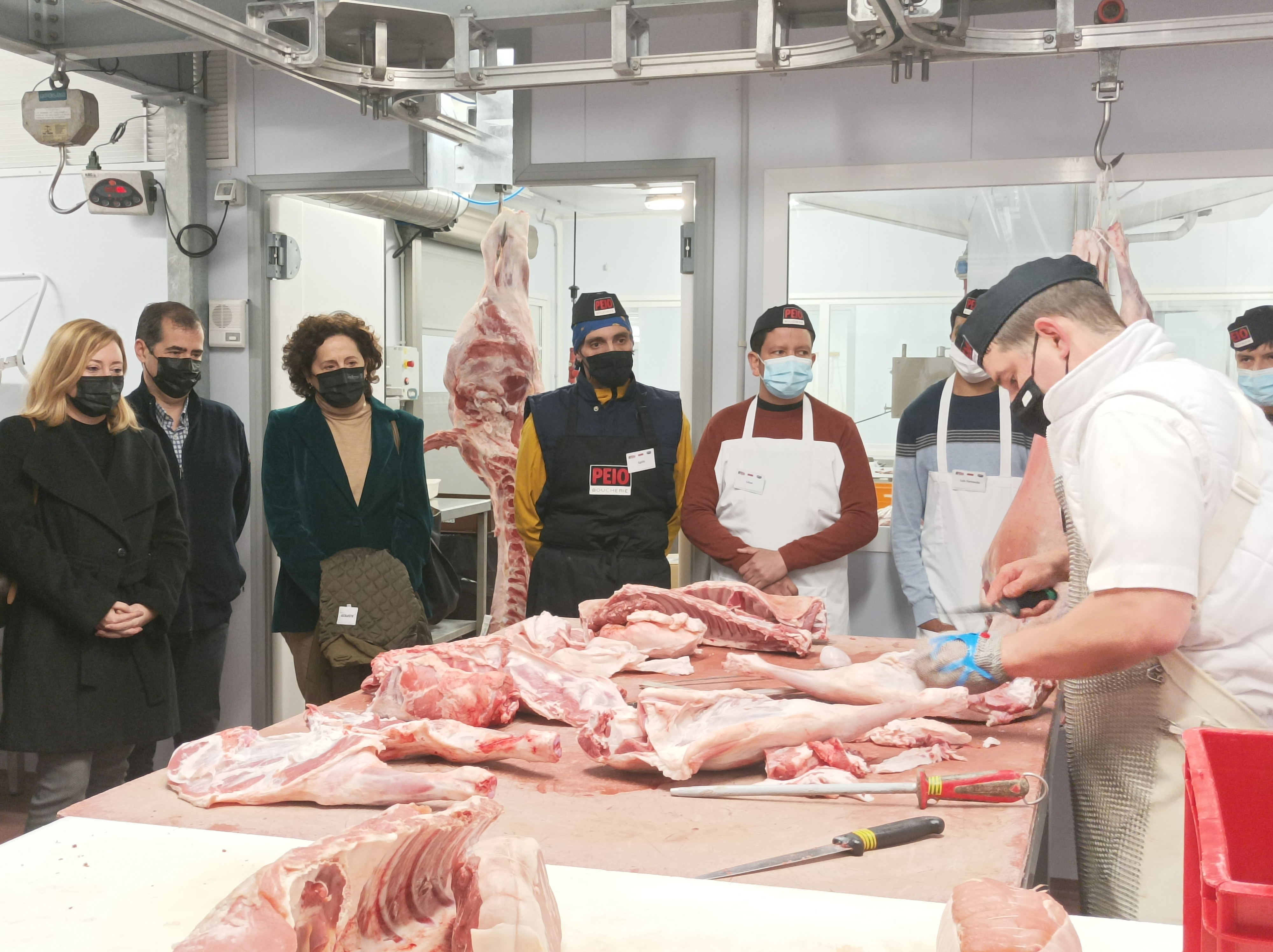 La consejera de Derechos Sociales observa como transcurre la sesión 
formativa a los alumnos