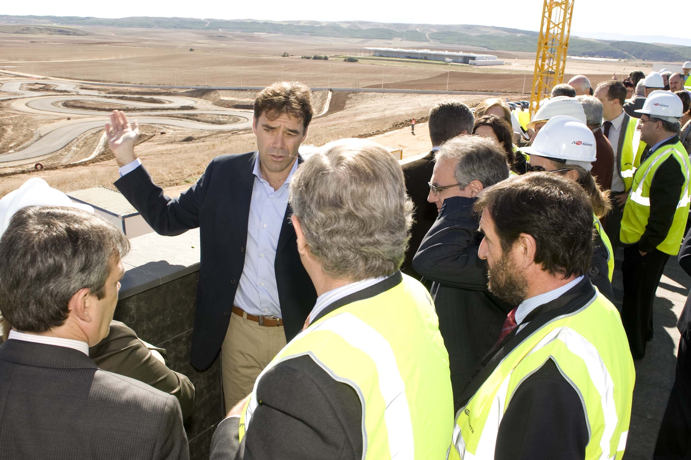 El Presidente Sanz y los consejeros del Gobierno reciben explicaciones 
sobre el trazado del circuito.