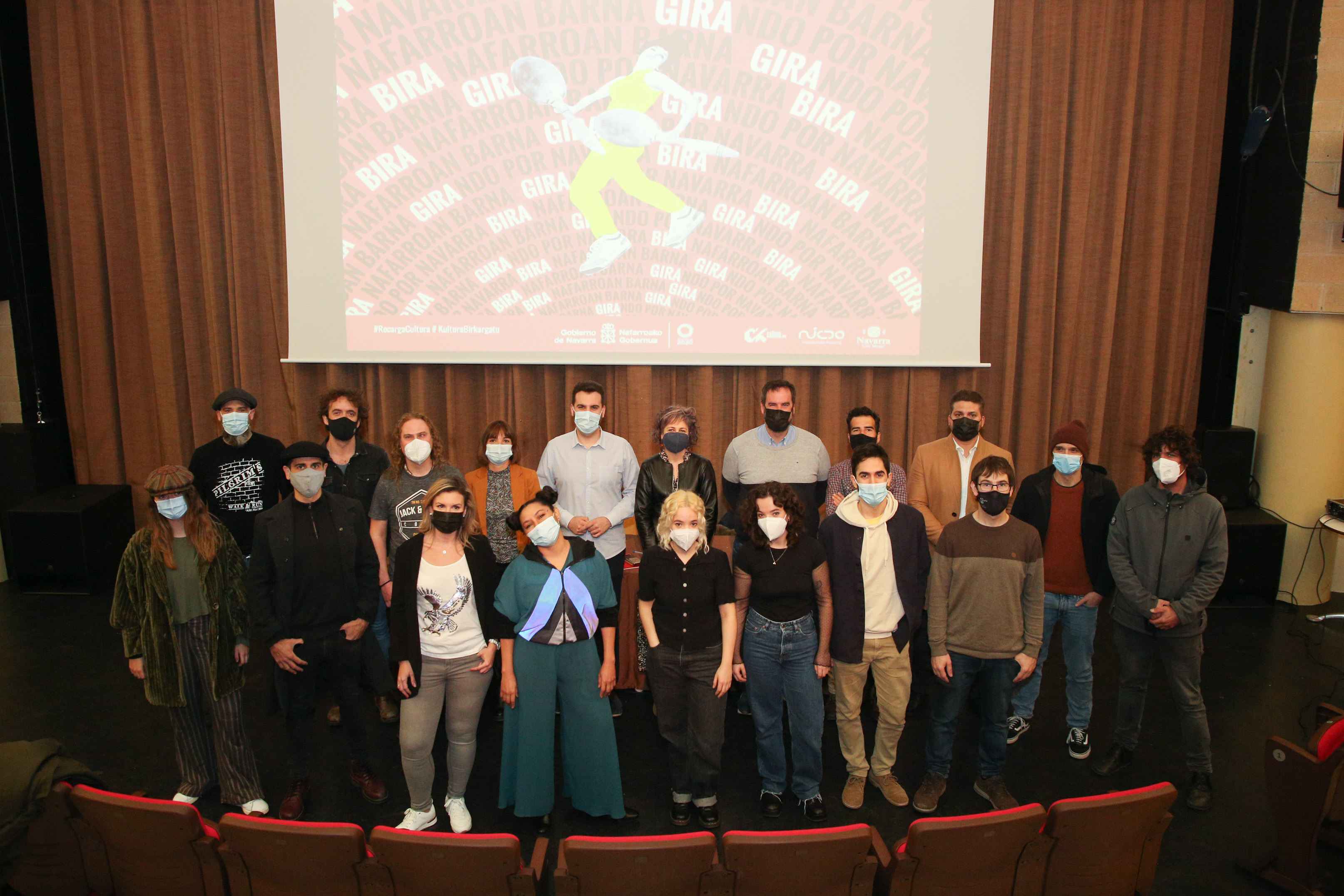 La consejera Esnaola y el alcalde Gondán con representantes de la 
organización y de grupos participantes.