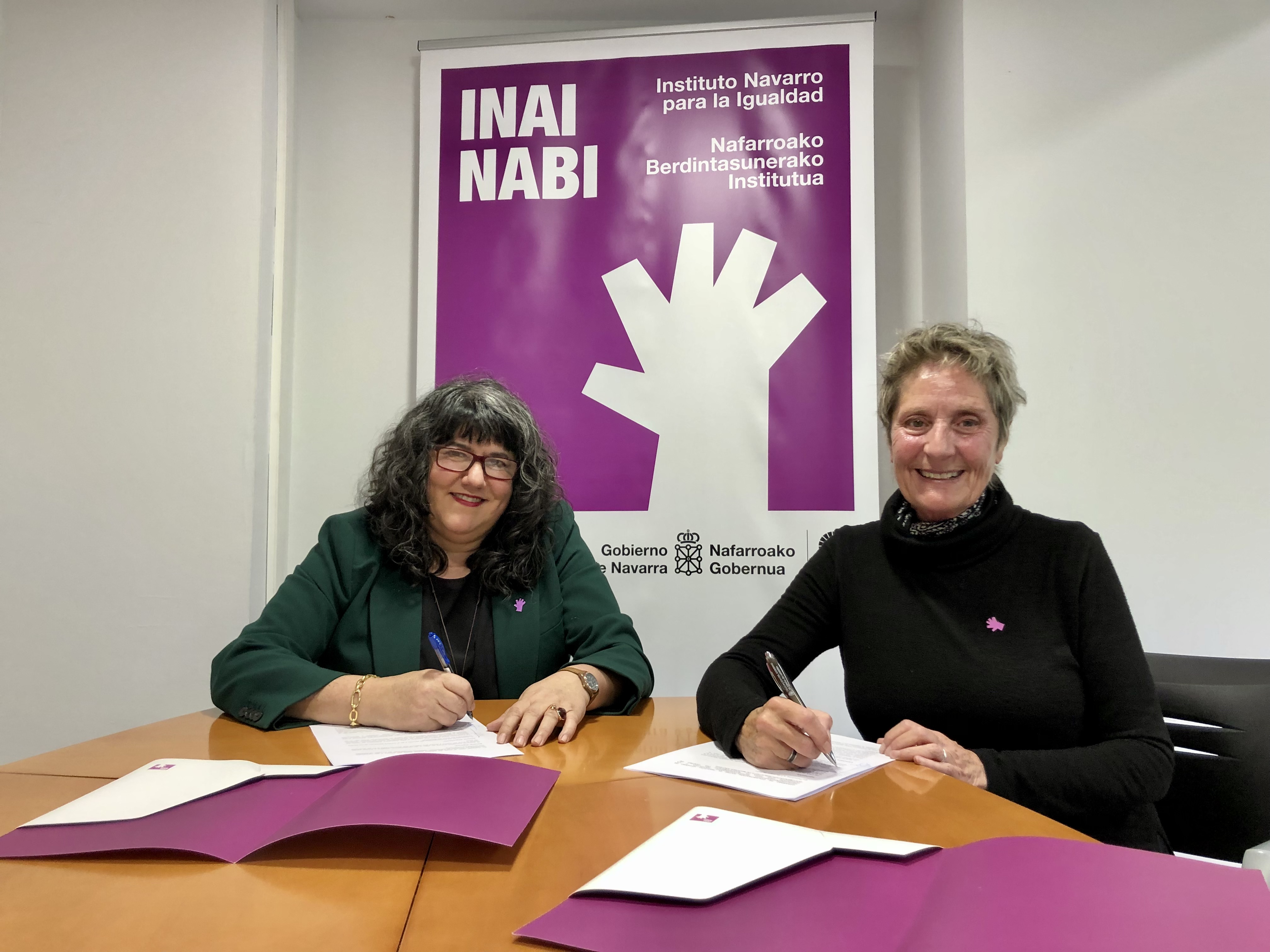 La directora gerente del INAI-NABI, Eva Istúriz, y la presidenta de la 
Fundación IPES, Julia Munárriz, en la rúbrica del convenio.