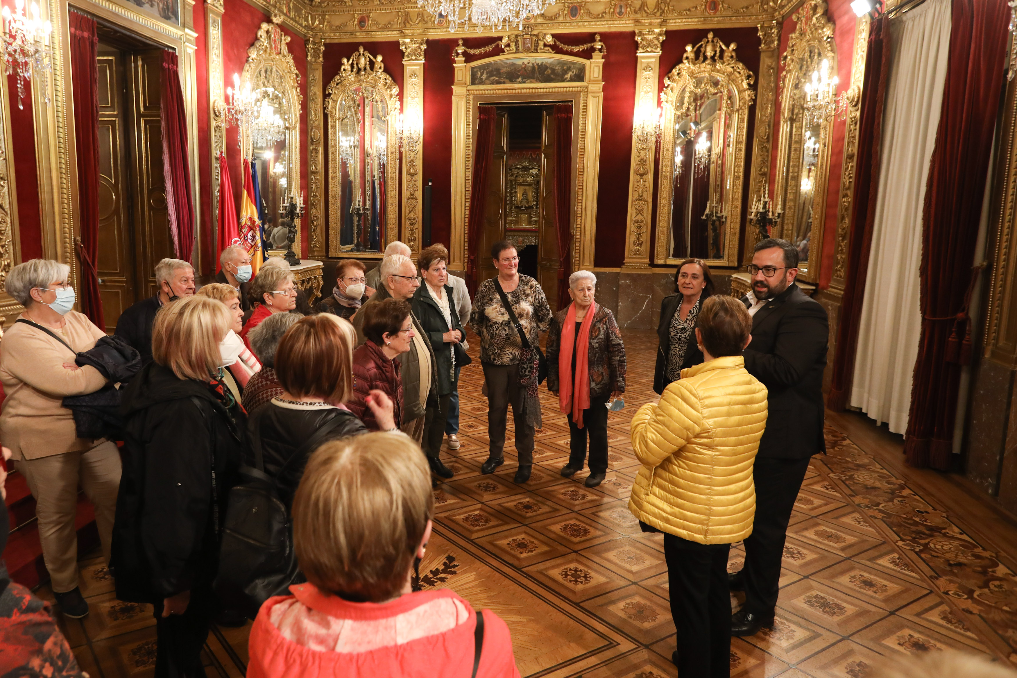 El vicepresidente Remírez acompaña a la Asociación de Jubilados de la 
Txantrea en su visita al Palacio.