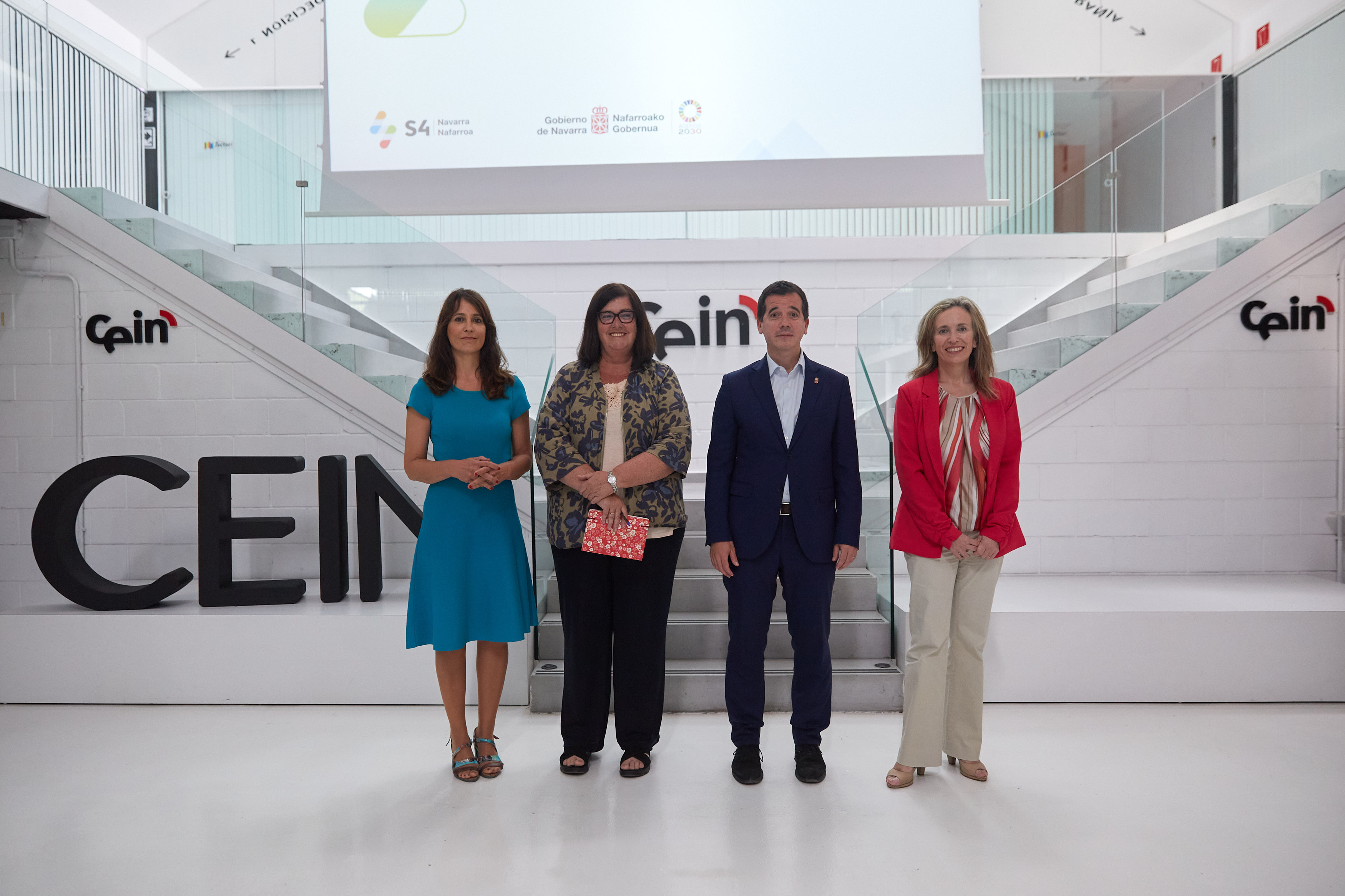 De izquierda a derecha, la coordinadora de CEIN, María Sanz de Galdeano; la 
directora gerente de Sodena, Pilar Irigoyen, el consejero Irujo y la 
directora general Izaskun Goñi.