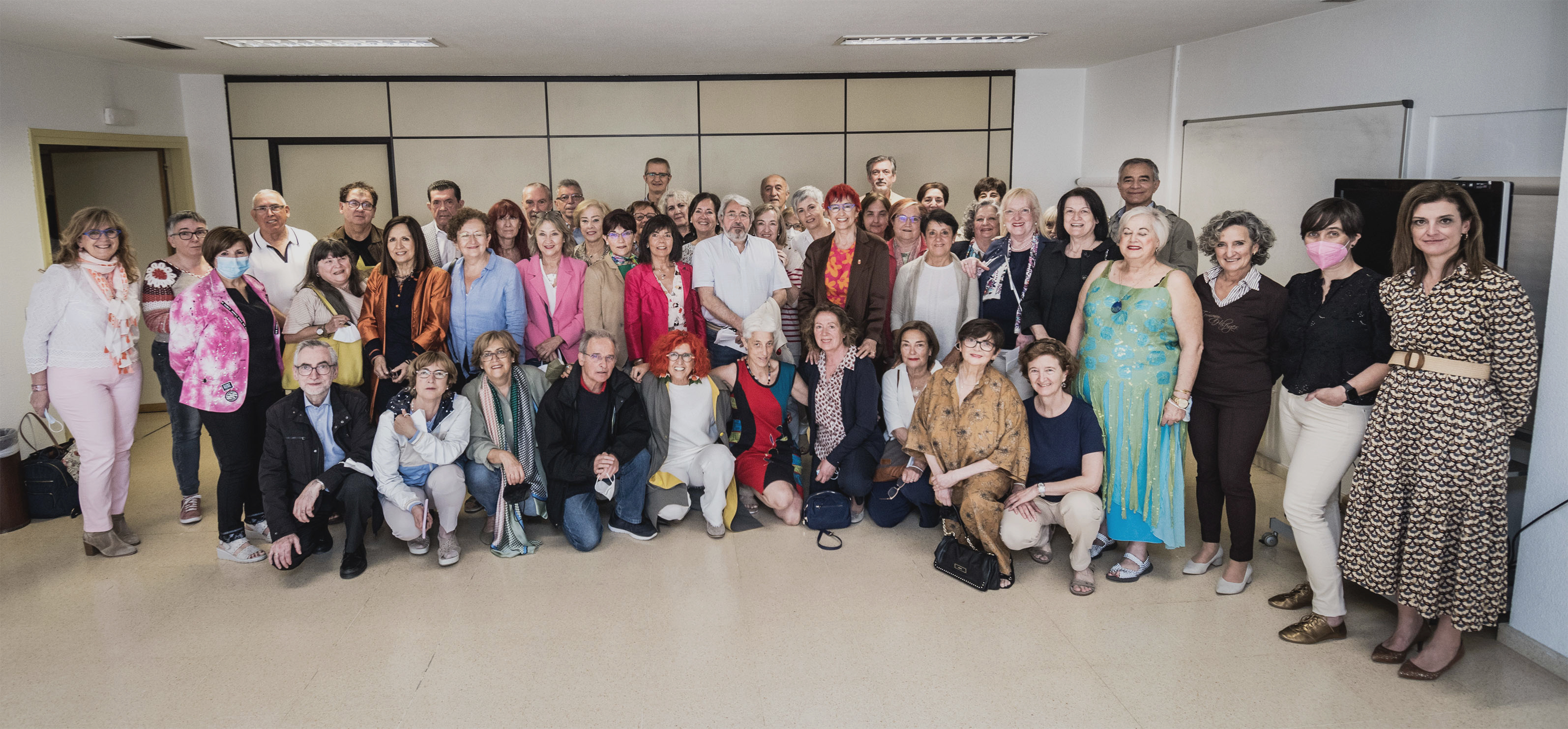 La consejera Induráin junto con las jubiladas y jubilados homenajeados por 
Salud (se han quitado la mascarilla para la foto).