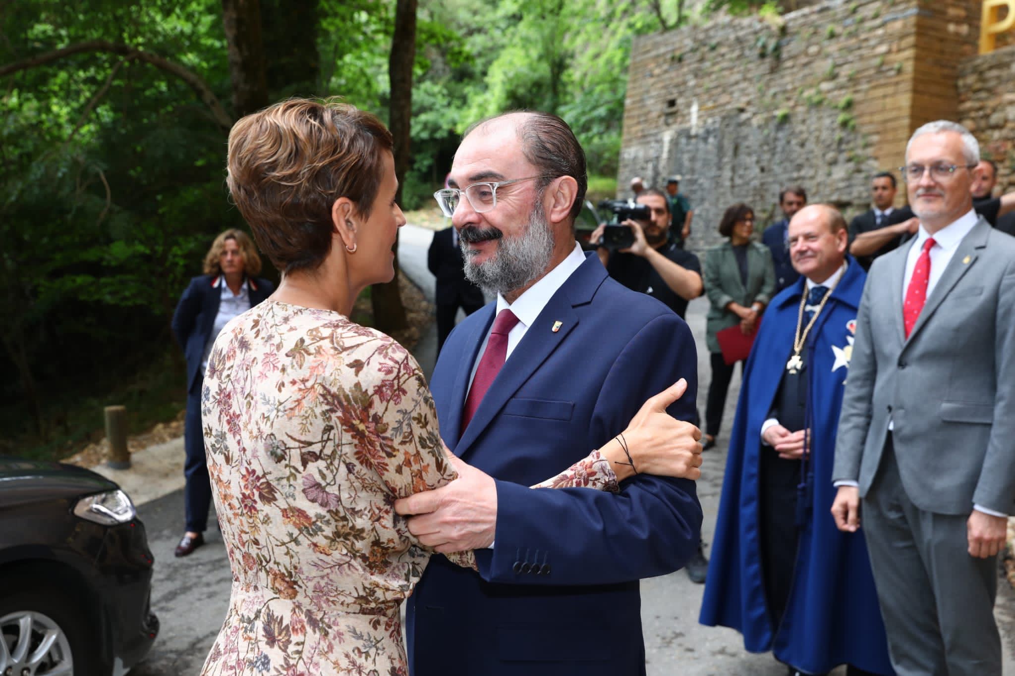 La Presidenta Chivite es saludada por el presidente de Aragón, Javier 
Lambán, a su llegada a San Juan de la Peña.