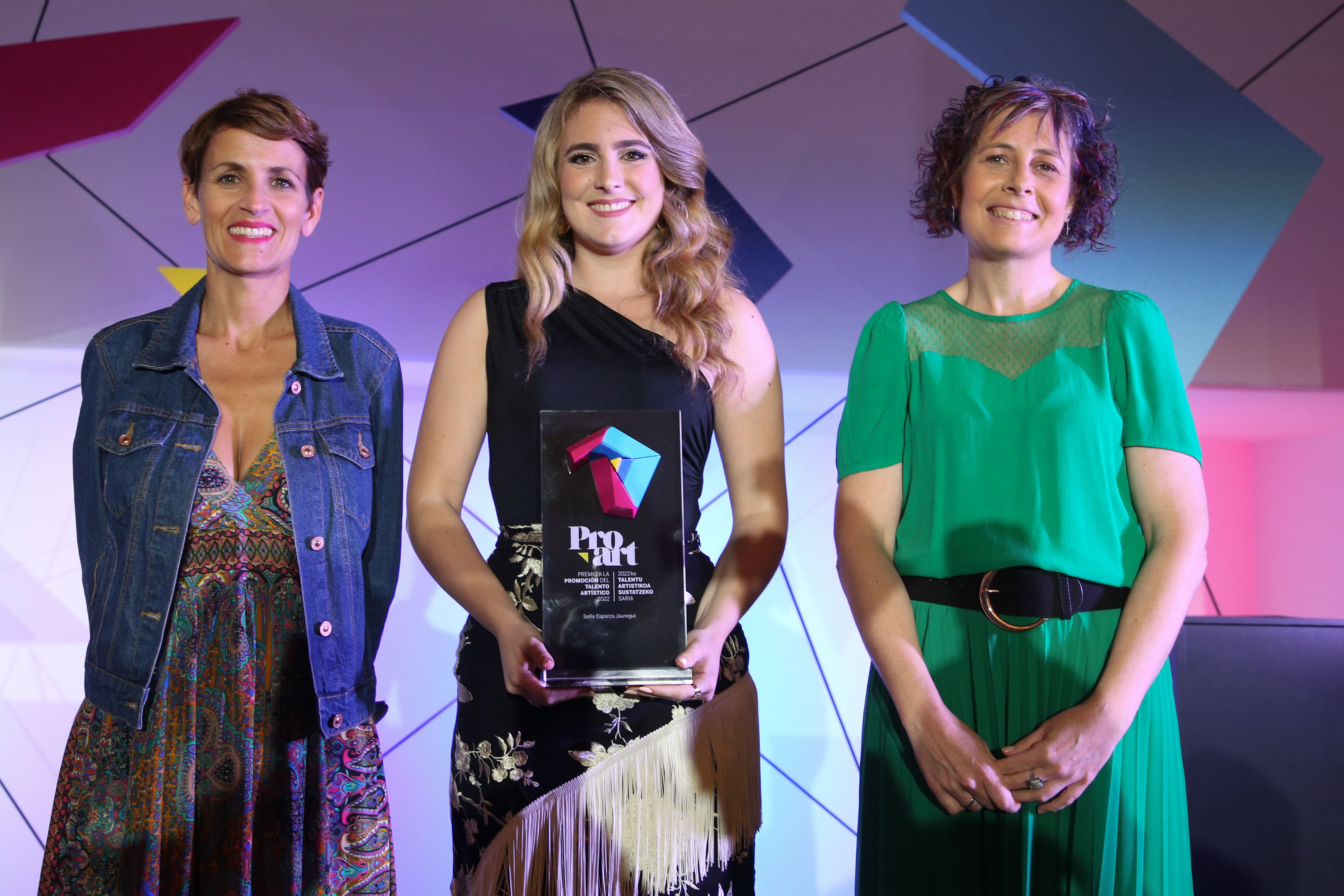 Sofía Esparza muestra el premio rodeada por la Presidenta Chivite y la 
consejera Rebeca Esnaola. 