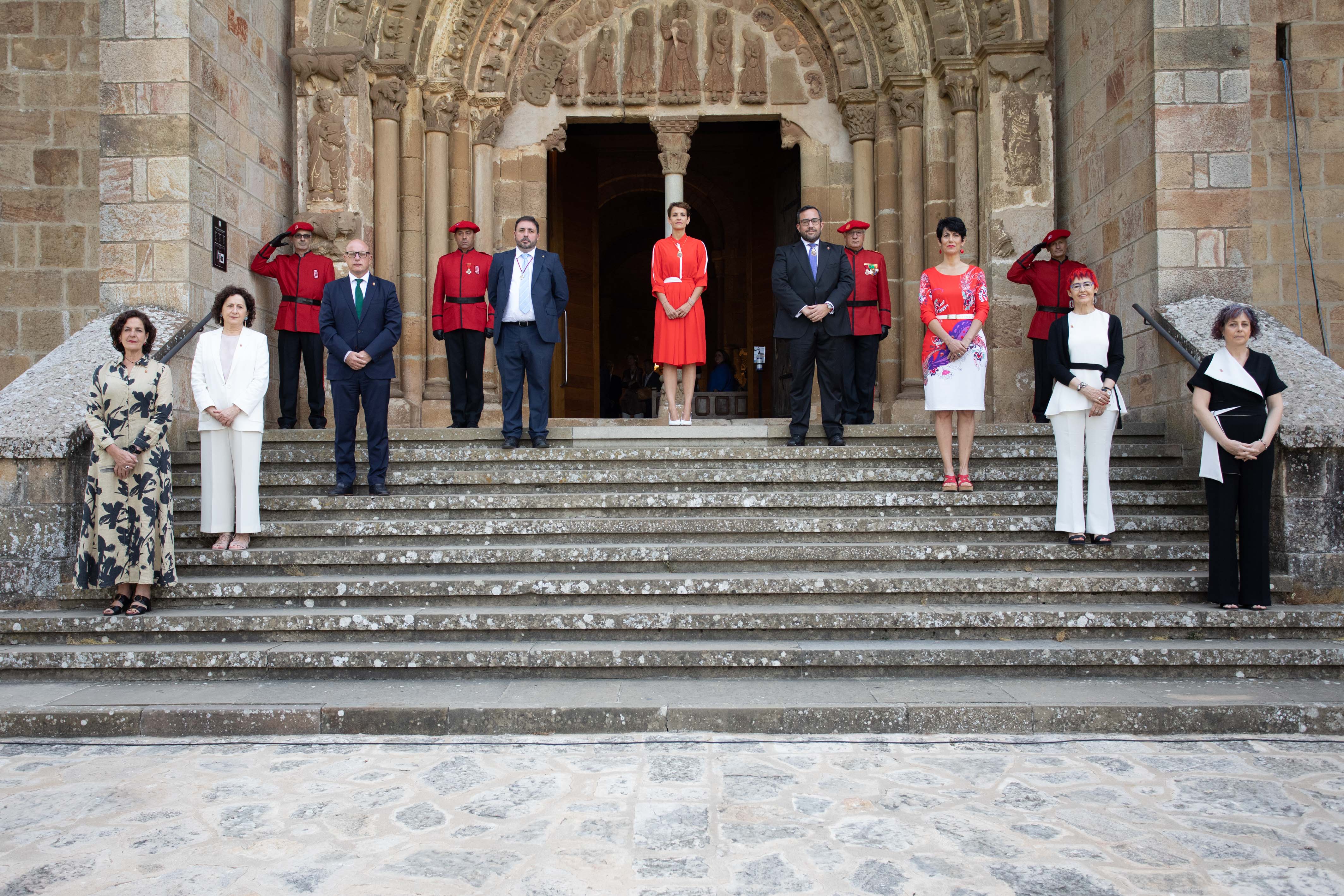 La Presidenta Chivite ha presidido la ceremonia de homenaje a los reyes y 
reinas del antiguo Reino de Navarra, celebrado esta mañana en el Monasterio 
de San Salvador de Leyre con representantes de las instituciones forales.