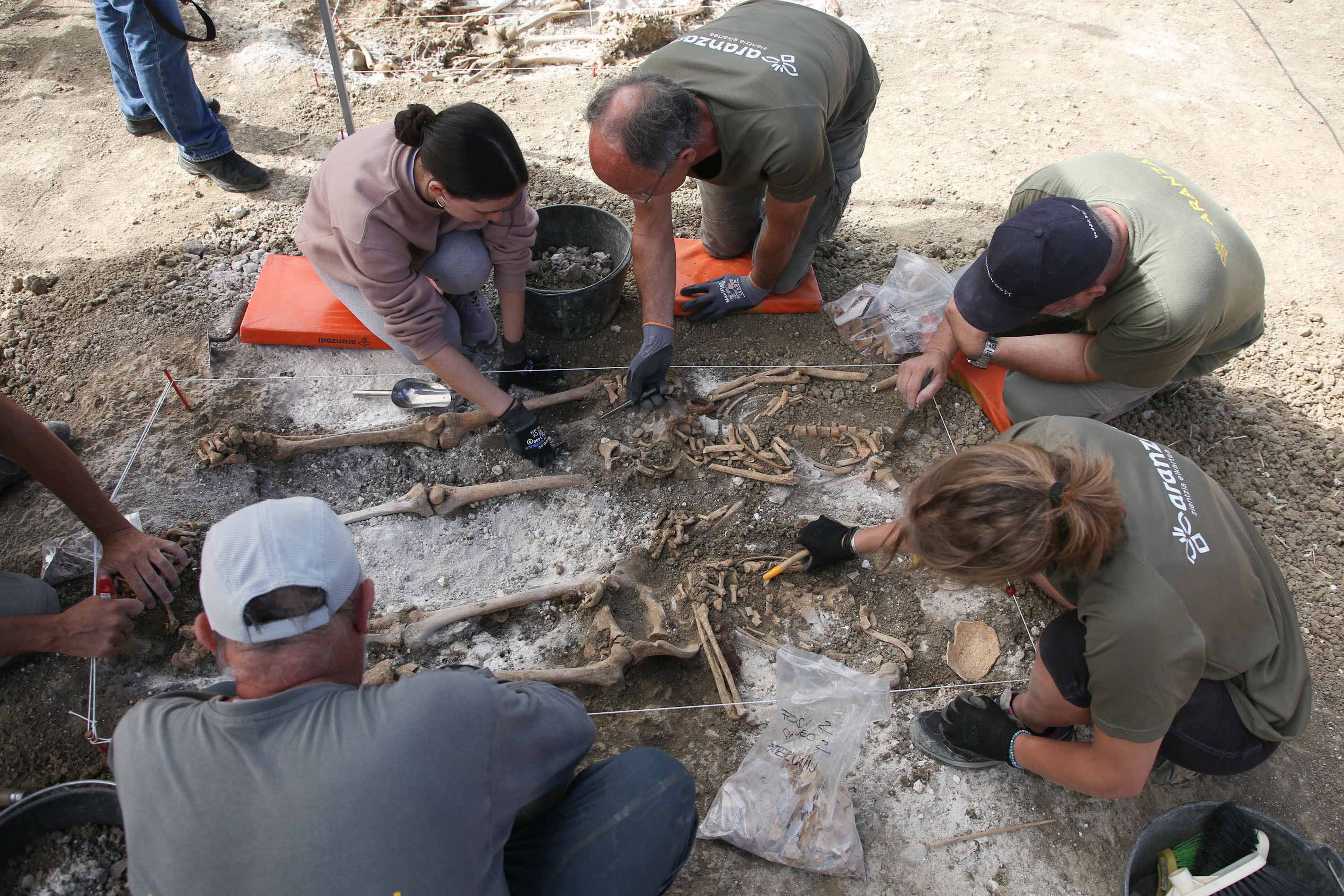 Equipo de la Sociedad de Ciencias Aranzadi, durante las exhumaciones.