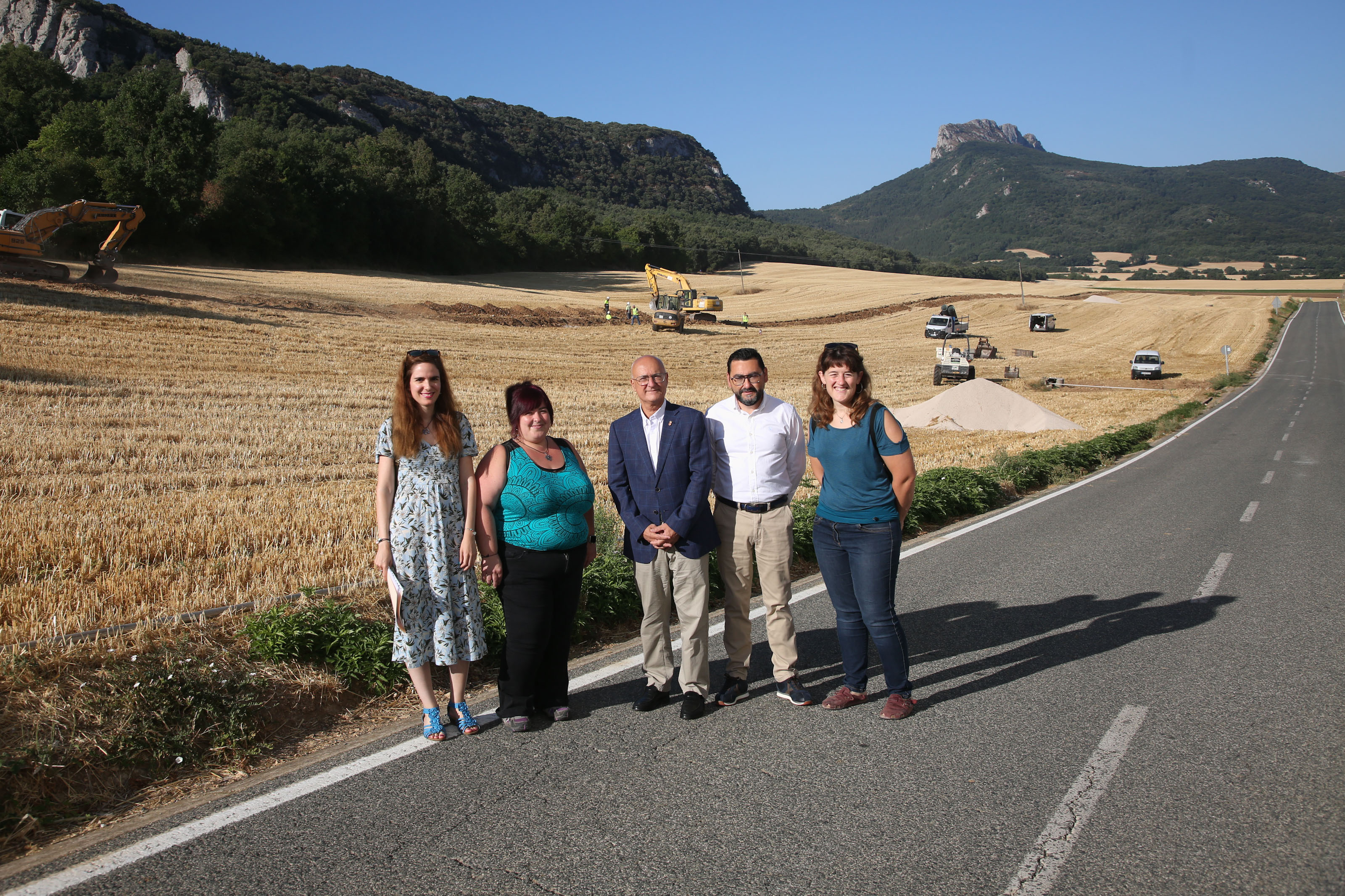 Lurralde Kohesiorako kontseilaria, Bernardo Ciriza; Cabredoko alkatea, 
Aranzazu Fernandez; eta Toki Administrazioko eta Despopulazioko zuzendari 
nagusia, Jesus Mari Rodriguez; udal-korporazioko eta Codes Mendilerroko – 
Codesko Elkarteko Administrazio Zerbitzuen Mankomunitateko kideekin batera.