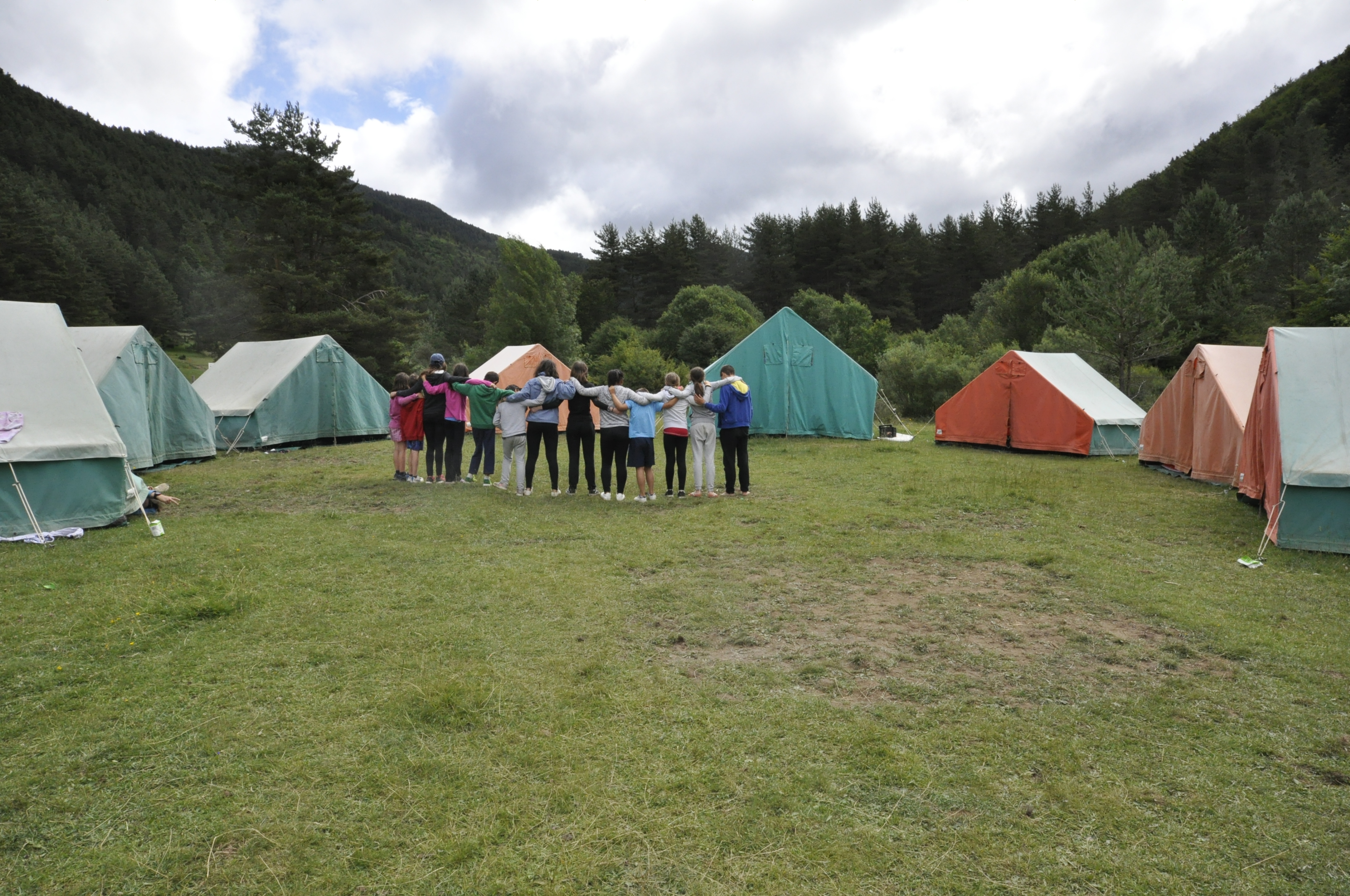 Varios jóvenes en una de las acampadas de este verano