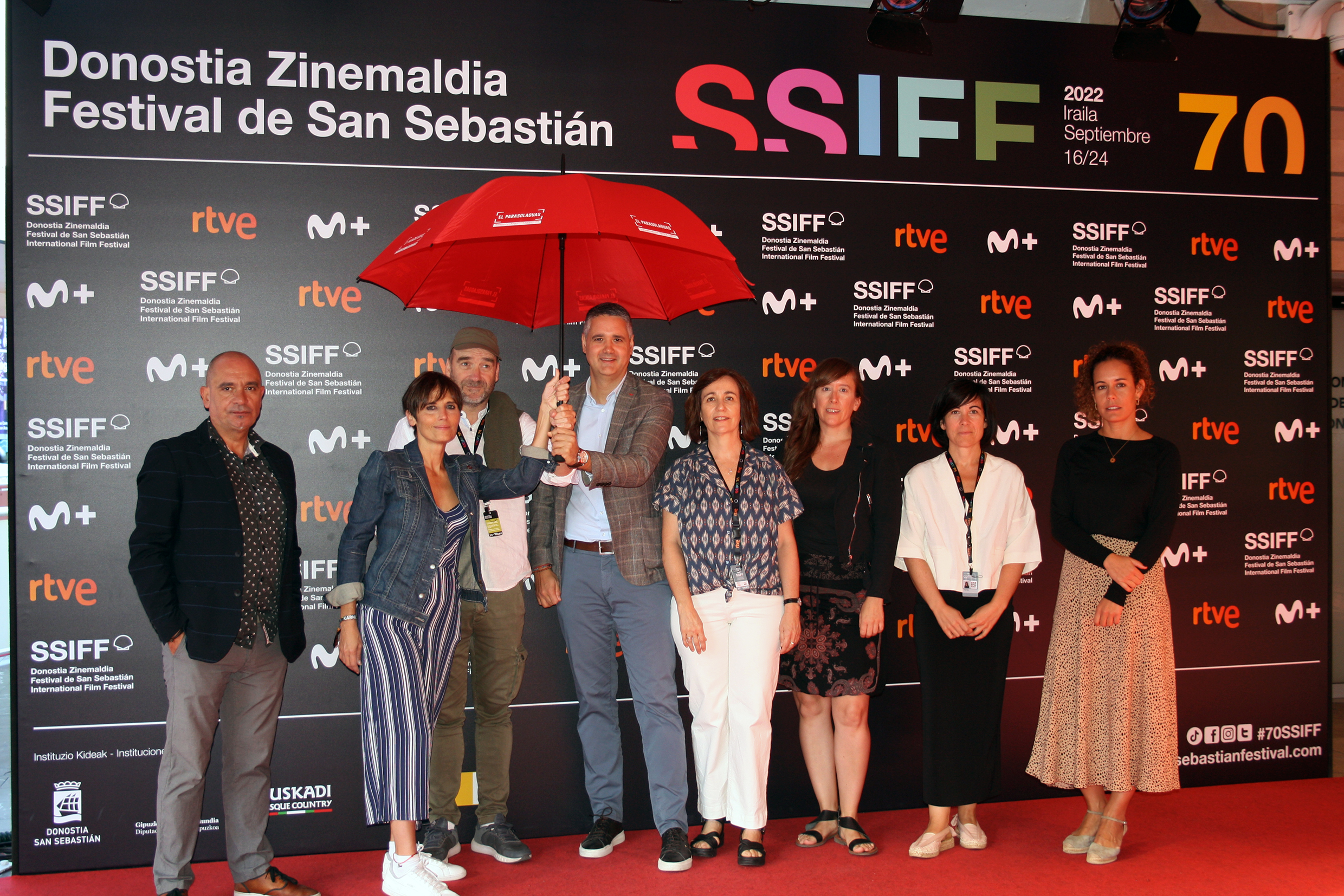 De izquierda a derecha, Arturo Cisneros y Rosa García, gerente y presidenta 
del clúster audiovisual de Navarra, CLAVNA; Gaizka Aranguren, presidente de 
NAPAR; Ignacio Apezteguía, director general de Cultura-Institución Príncipe 
de Viana del Gobierno de Navarra; Ana Herrera, jefa de la Sección de 
Proyectos Estratégicos, Audiovisuales y Digitales del Gobierno de Navarra; 
Itziar García Zubiri, productora y miembro de NAPAR; Paula Noya, directora 
de Infraestructuras Culturales de NICDO; y Sara Sevilla, responsable de 
Navarra Film Commission.