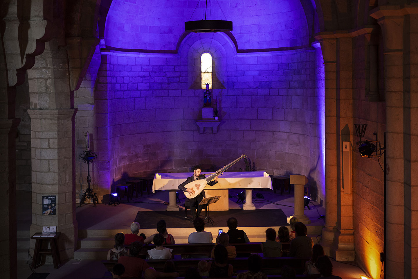 Actuación de Daniel Zapico en la iglesia de Puente la Reina.