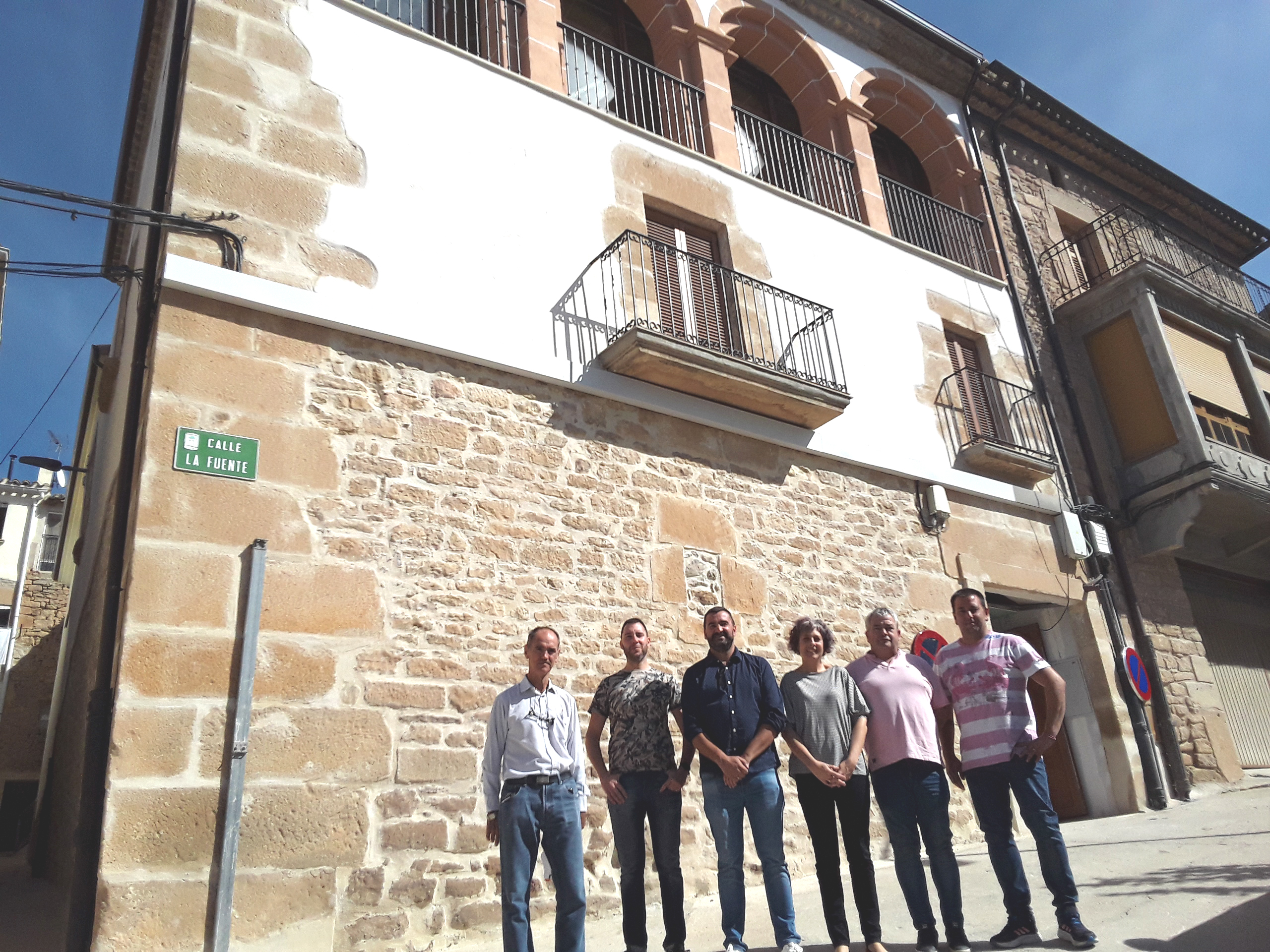 La consejera Esnaola, el alclade Moleón y resto de representantes municipales junto al edificio que acoge en nuevo espacio cultural en Arróniz.