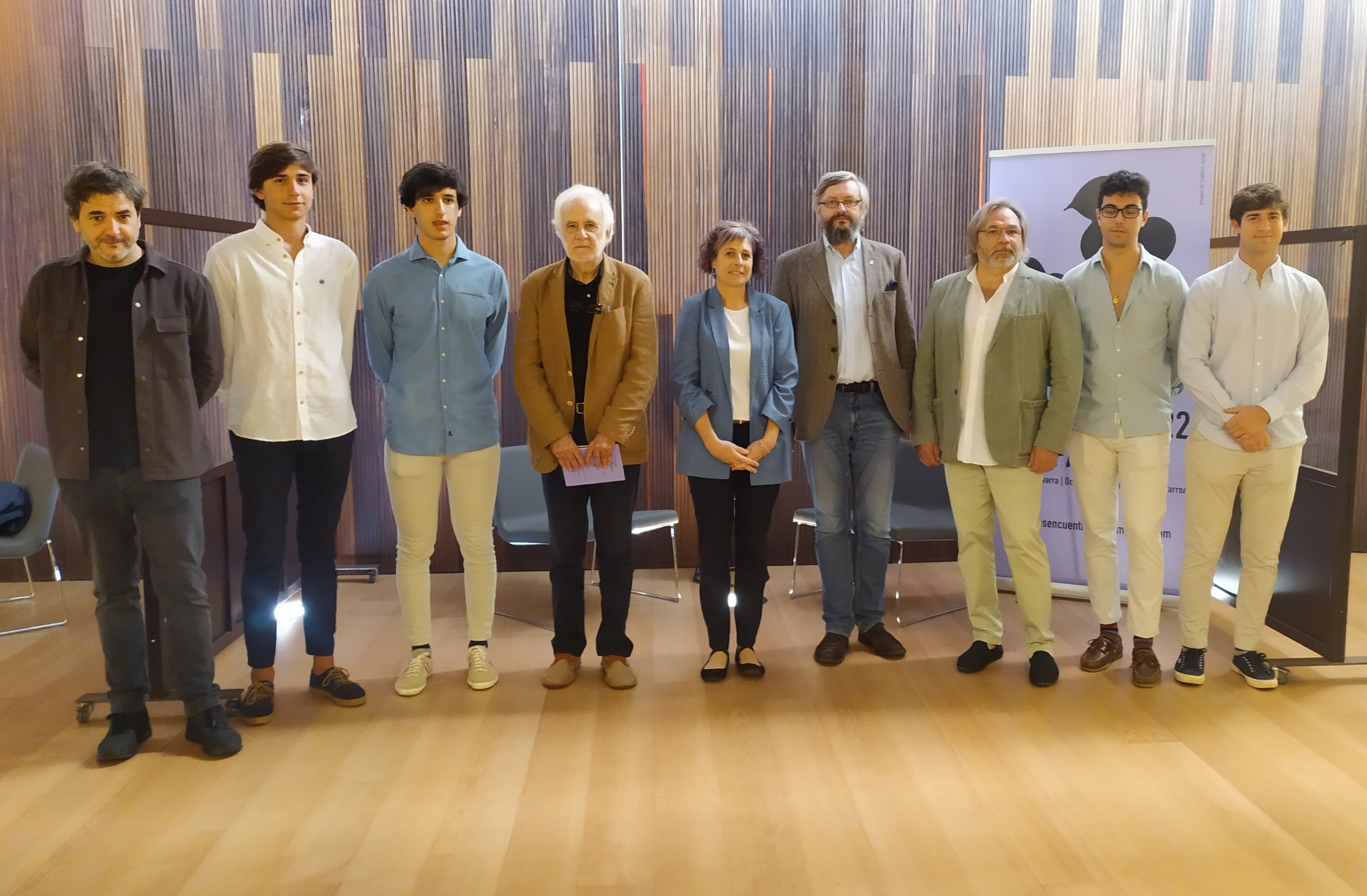 La consejera Esnaola con el comisario Ramón Andrés, los cineastas Viktor 
Kossakovsky y Sergey Loznitsa, el artista Xabier Erkizia y alumnos de la 
Escuela de Arquitectura.