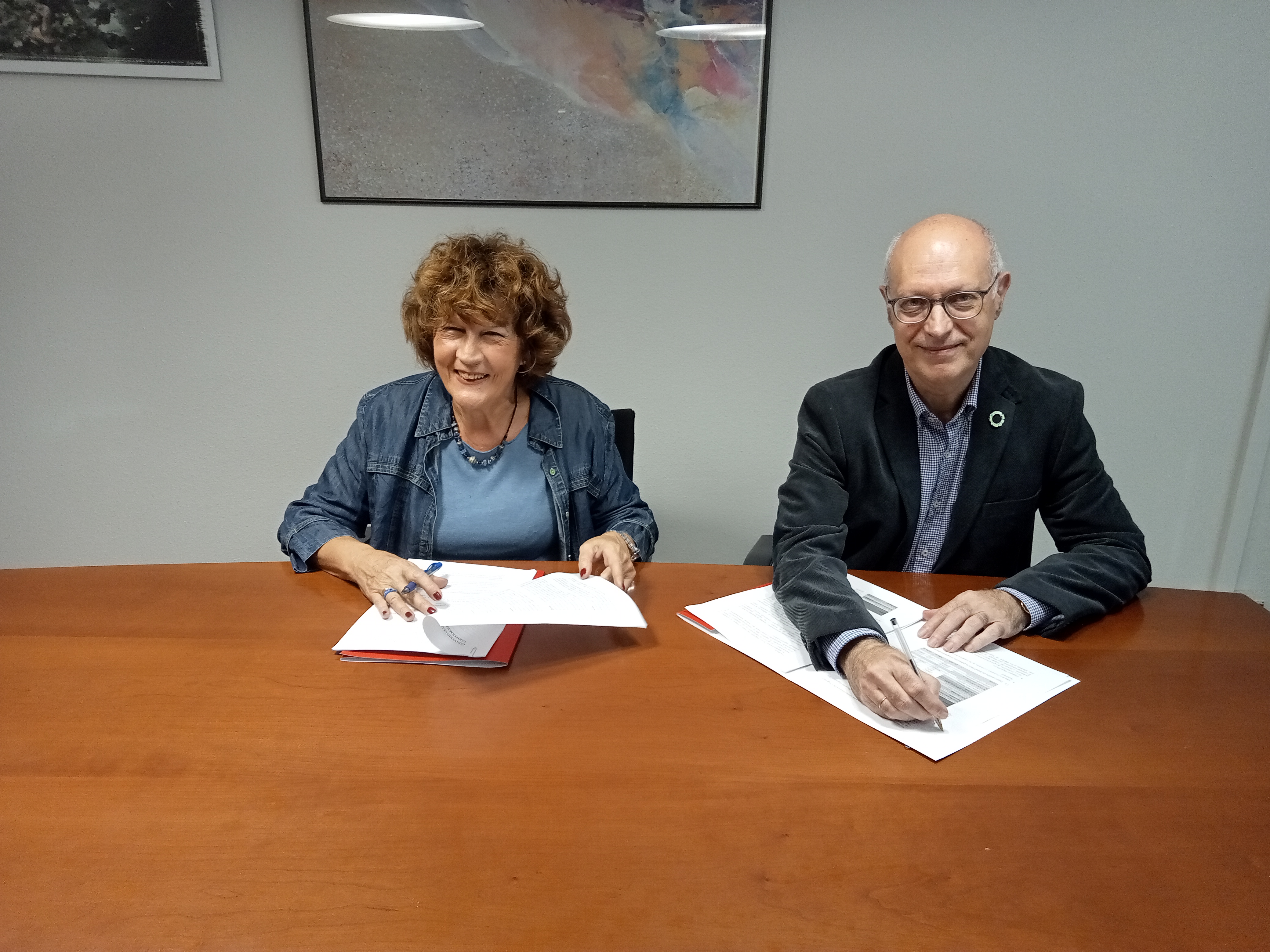 Txaro Pardo y Andrés Carbonero, en la firma del convenio.