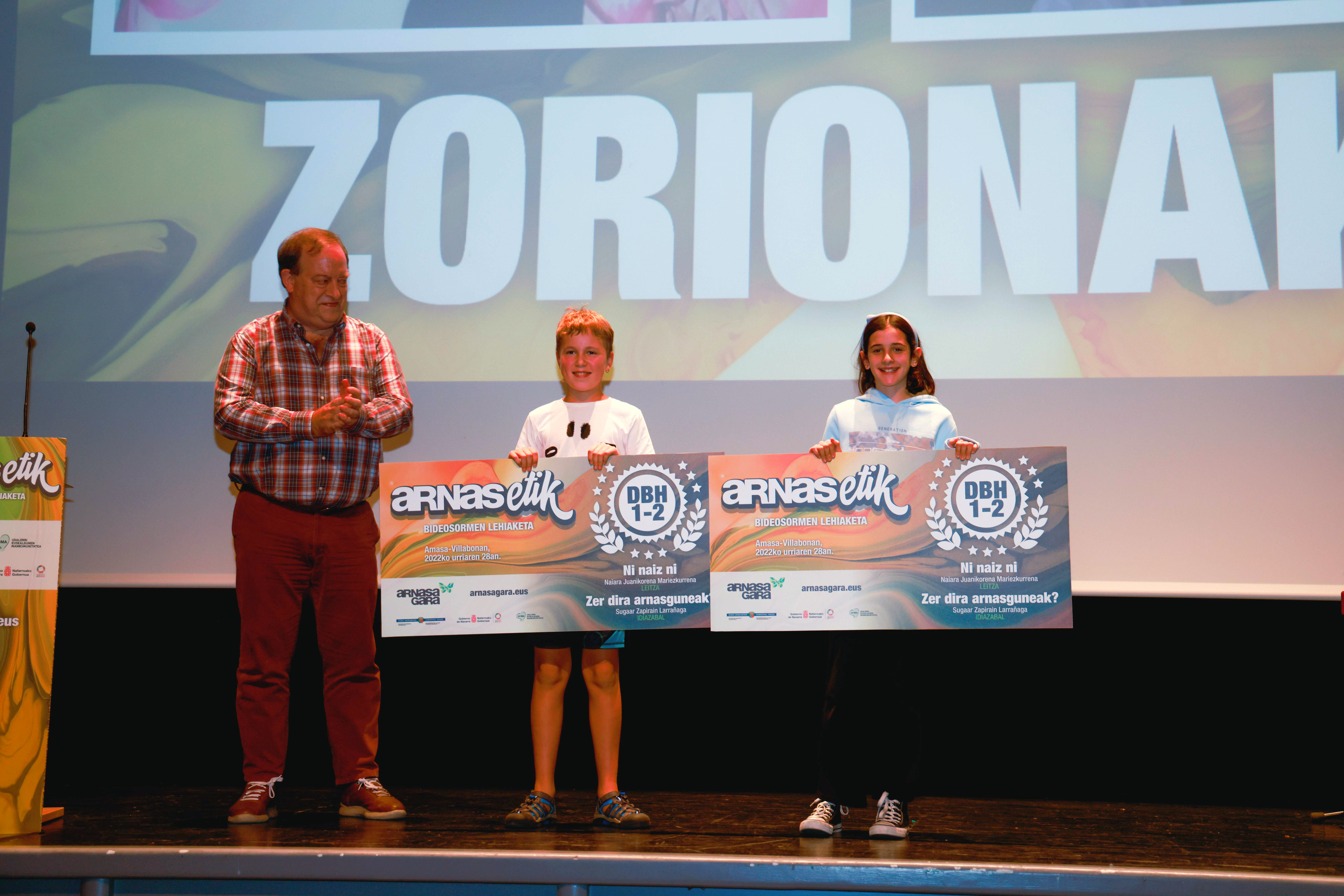 Mikel Arregi, entrega el premio a jóvenes leitzarras, autores de Ni eta ni.