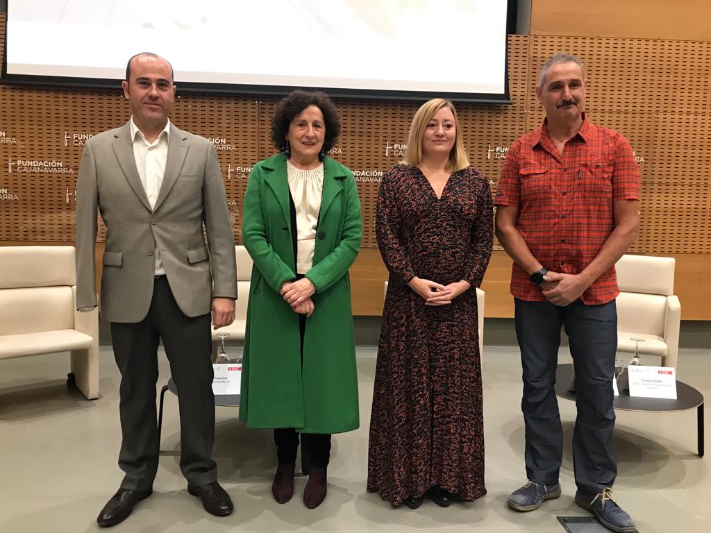 De izquierda a derecha: Javier Lagunas, presidente de CEISNA; la consejera 
Maeztu, Miriam Martón y Juan Cruz Arguiñáriz, presidente de EINA.